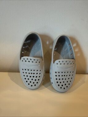 LIKE NEW Floafers Toddler boy size 4 - Light Gray with yellow sole